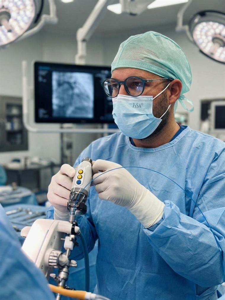 Dr. Francisco Gómez operando con ureteroscopio flexible